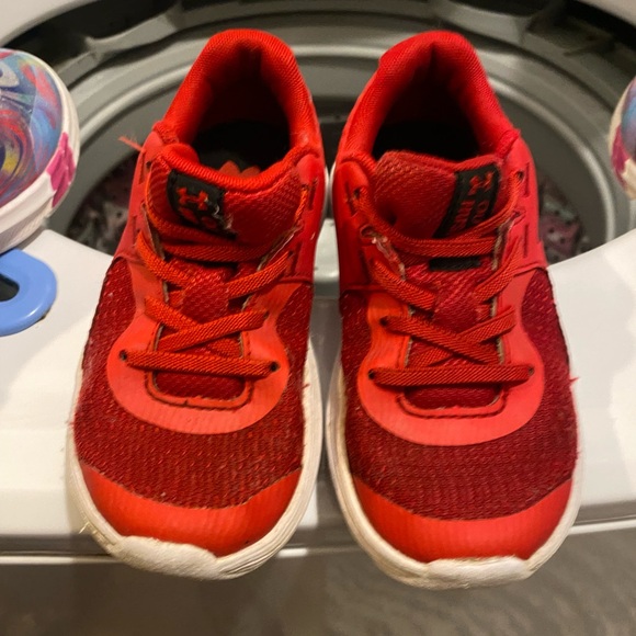 Kids size 10 Underarmour shoes - Picture 3 of 3
